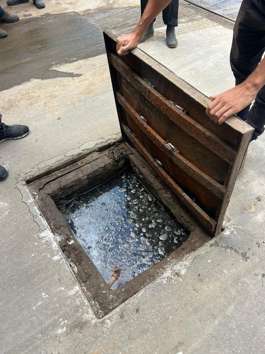 Caixa de gordura aberta com acúmulo que provoca pia e ralo entupidos — bairro Itaim Bibi, São Paulo